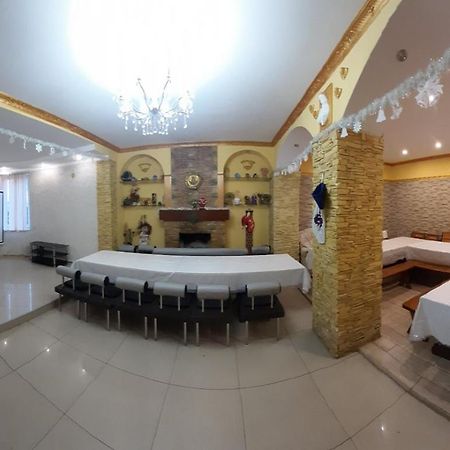 Куренiвський Двiр Kiev Exterior foto